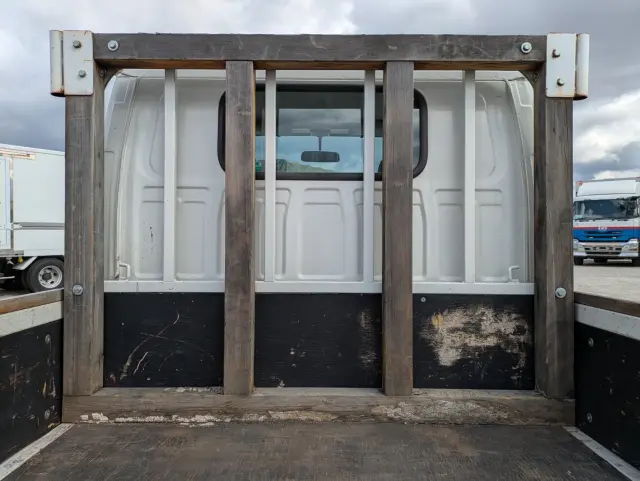 いすゞ エルフ TRG-NHR85A(2WD)の写真13