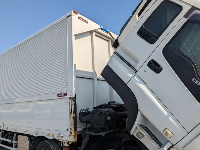 いすゞ ギガ QKG-CYJ77A(8x4)の写真50