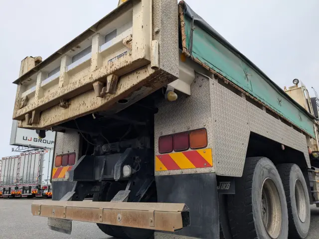 いすゞ ギガ QKG-CXZ77AT(6x4)の写真8