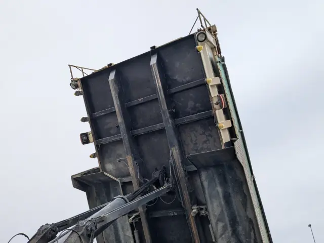 いすゞ ギガ QKG-CXZ77AT(6x4)の写真17