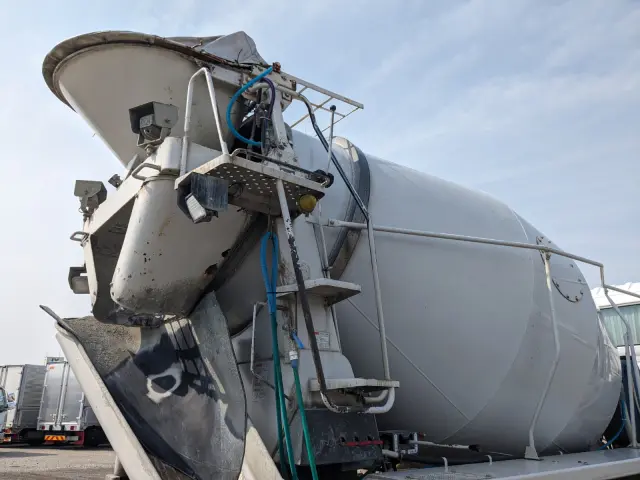 日野 プロフィア QKG-FS1AKAA(6x4)の写真8