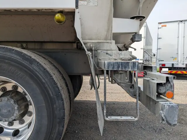 日野 プロフィア QKG-FS1AKAA(6x4)の写真15