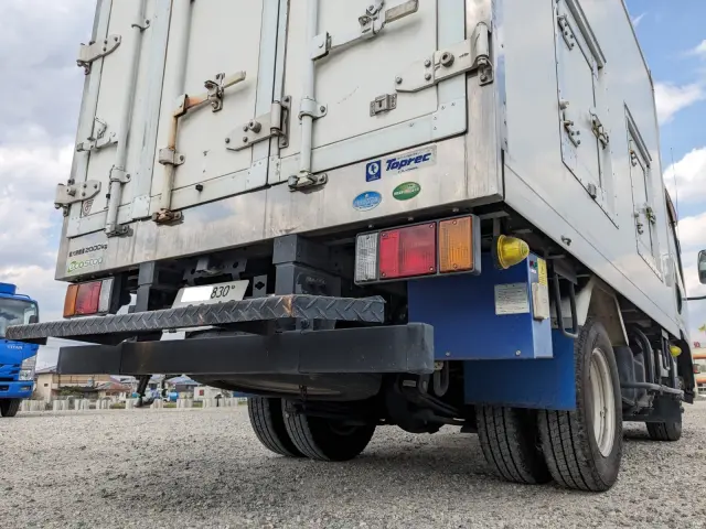 いすゞ エルフ TRG-NLR85AN(2WD)の写真9