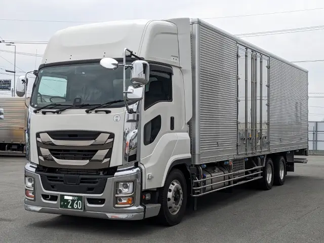 いすゞ ギガ 2PG-CYY77DU(6x4)の写真1