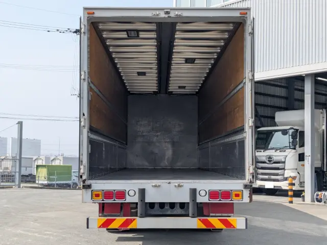 いすゞ ギガ QKG-CYL77B(6x2)の写真6