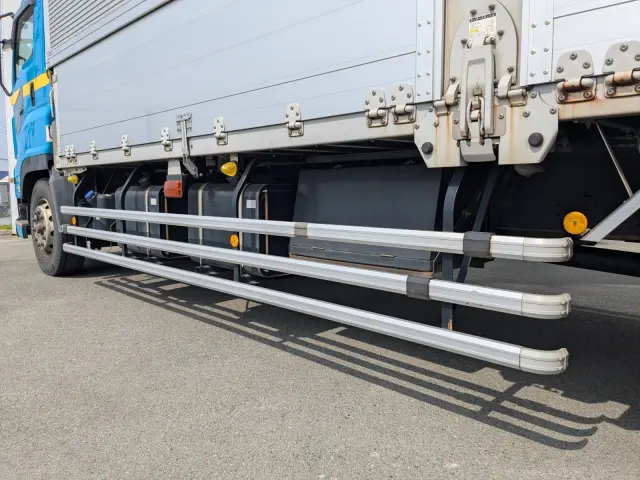 いすゞ ギガ QKG-CYL77B(6x2)の写真9