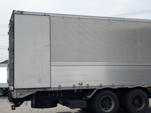 いすゞ ギガ QKG-CYL77B(6x2)の写真14