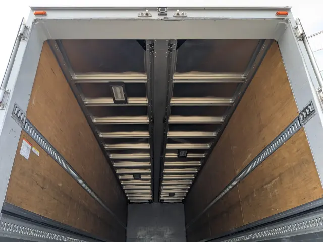 いすゞ ギガ QKG-CYL77B(6x2)の写真16