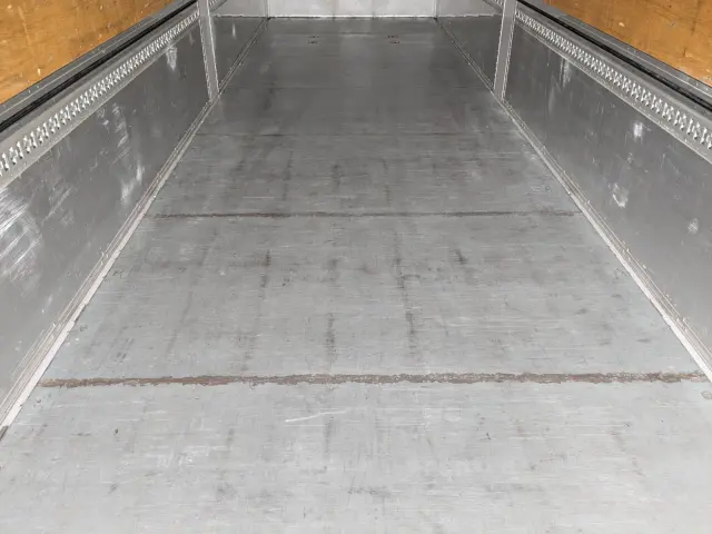 いすゞ ギガ QKG-CYL77B(6x2)の写真18