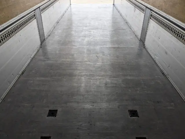 いすゞ ギガ QKG-CYL77B(6x2)の写真22