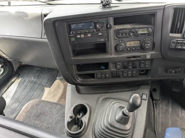 いすゞ ギガ QKG-CYL77B(6x2)の写真27