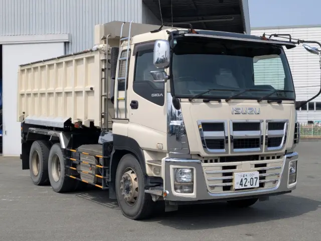 いすゞ ギガ QKG-CXZ77AT(6x4)の写真3
