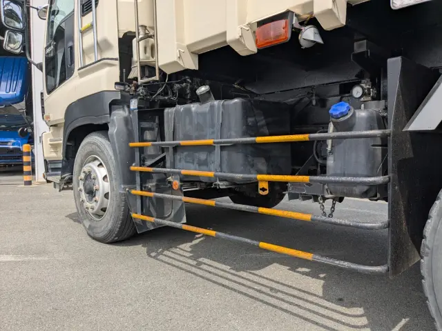 いすゞ ギガ QKG-CXZ77AT(6x4)の写真11