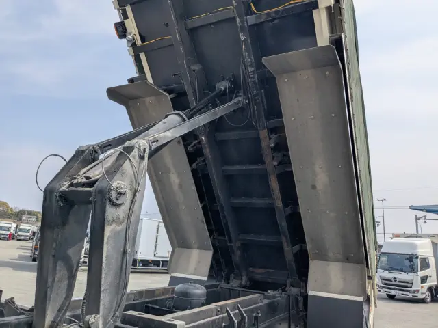 いすゞ ギガ QKG-CXZ77AT(6x4)の写真24