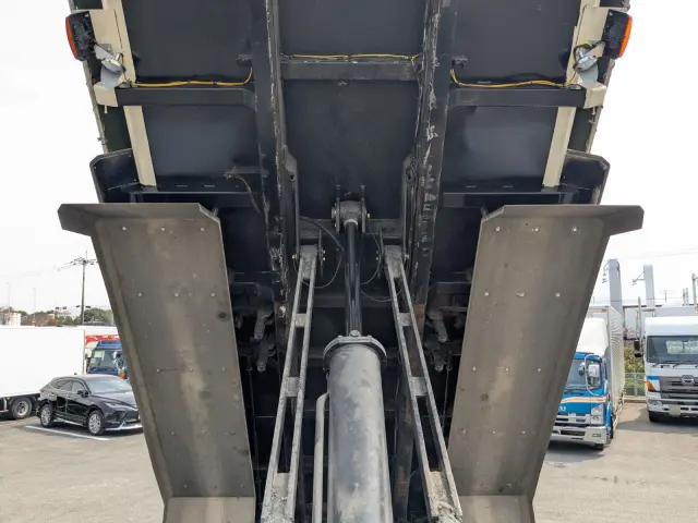 いすゞ ギガ QKG-CXZ77AT(6x4)の写真31