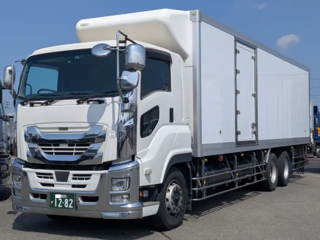 いすゞ ギガ 2PG -CYL77C(6x2)の写真1