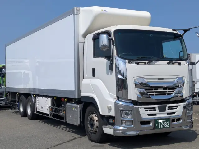 いすゞ ギガ 2PG -CYL77C(6x2)の写真2