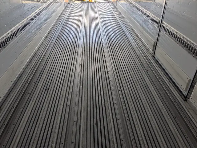 いすゞ ギガ 2PG -CYL77C(6x2)の写真18