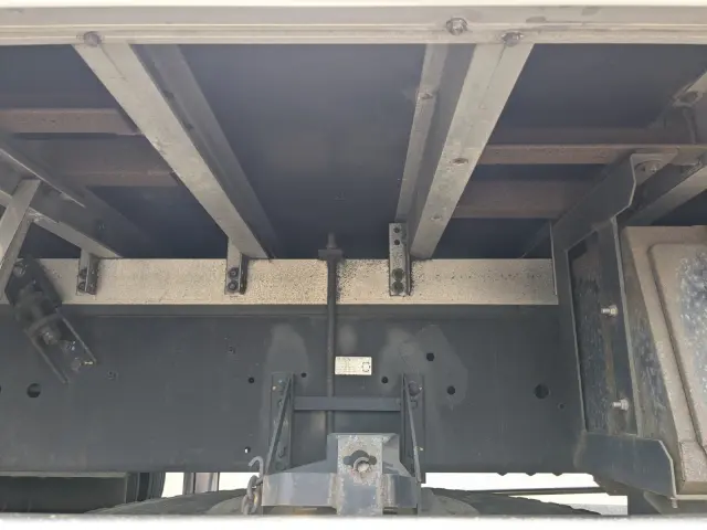 いすゞ ギガ 2PG -CYL77C(6x2)の写真21