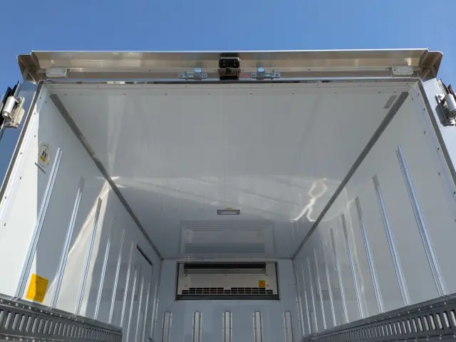 三菱 キャンター 2RG-FBAV0(2WD)の写真11