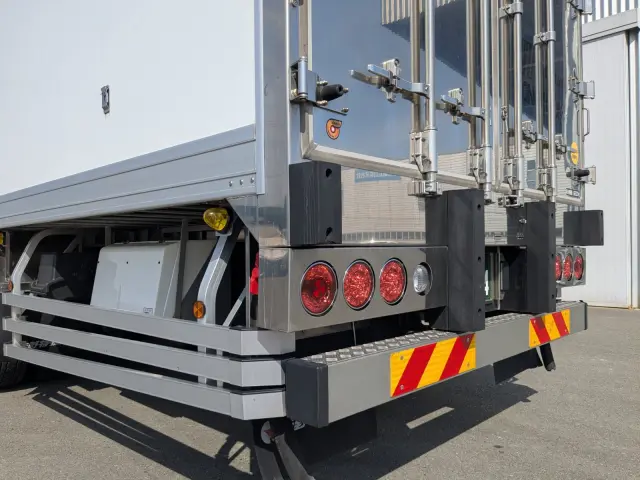 日野 プロフィア 2DG-FR1AHC(6x2)の写真5