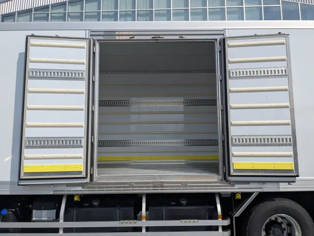 日野 プロフィア 2DG-FR1AHC(6x2)の写真15