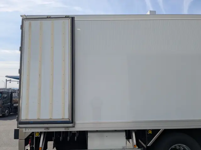 日野 プロフィア 2DG-FR1AHC(6x2)の写真16