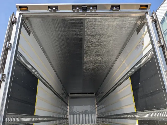 日野 プロフィア 2DG-FR1AHC(6x2)の写真21