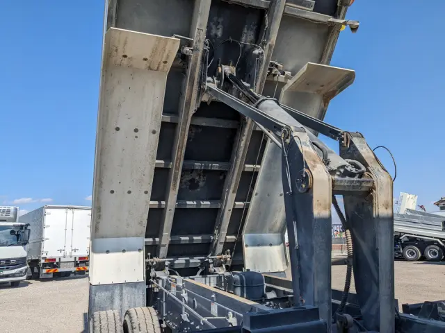 日野 プロフィア 2DG-FS1AGA(6x4)の写真32