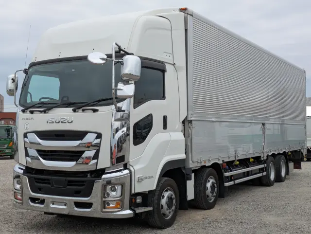 いすゞ ギガ 2PG-CYJ77D(8x4)の写真1