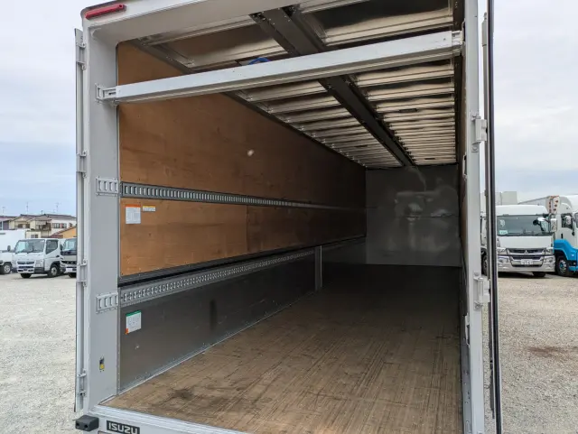 いすゞ ギガ 2PG-CYJ77D(8x4)の写真15