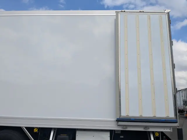 日野 プロフィア 2DG-FR1AHC(6x2)の写真19