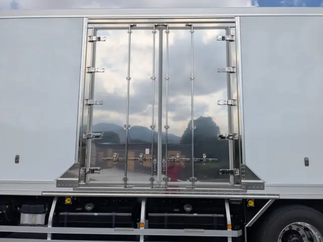 日野 プロフィア 2DG-FR1AHC(6x2)の写真29