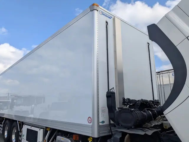 日野 プロフィア 2DG-FR1AHC(6x2)の写真48