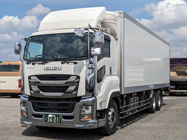 いすゞ ギガ 2KG-CYY77C(6x4)の写真1