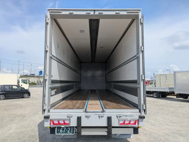 いすゞ ギガ 2PG-CYJ77C(8x4)の写真9