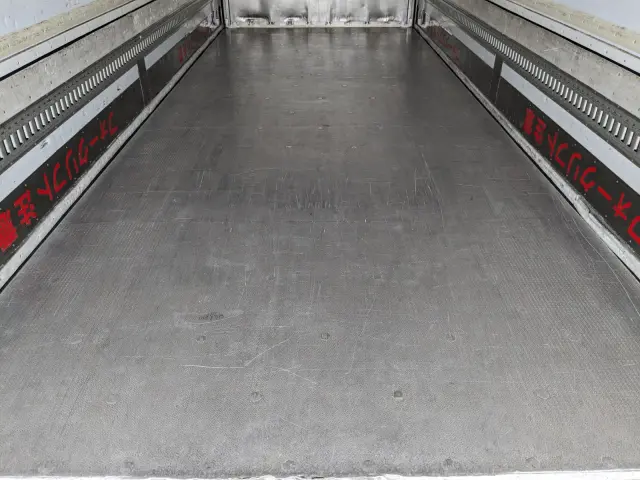 いすゞ フォワード LKG-FTR90T2(2WD)の写真12