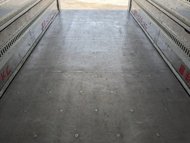 いすゞ フォワード LKG-FTR90T2(2WD)の写真17