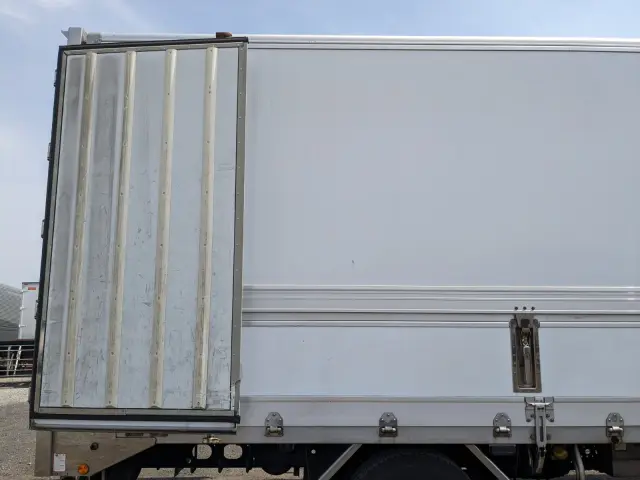 いすゞ フォワード LKG-FTR90T2(2WD)の写真26