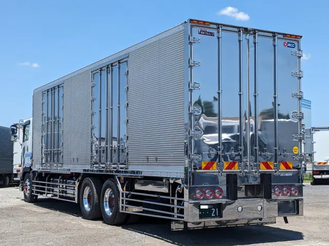 いすゞ ギガ QPG-CYY77B(6x2)の写真4