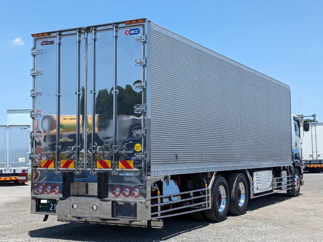 いすゞ ギガ QPG-CYY77B(6x2)の写真5