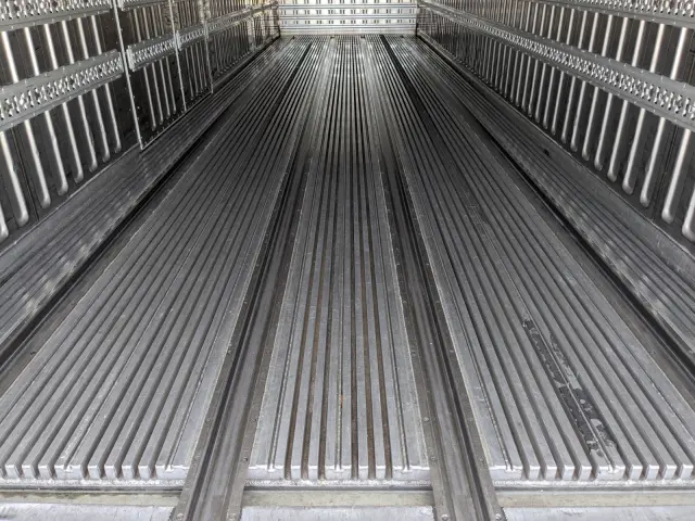 いすゞ ギガ QPG-CYY77B(6x2)の写真12