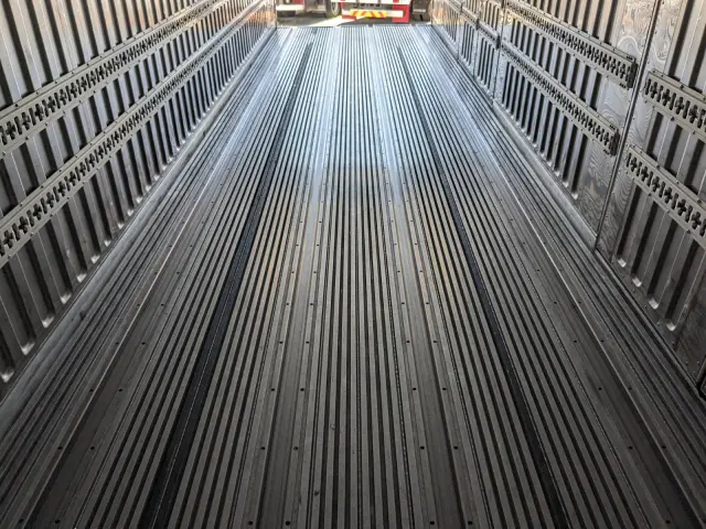 いすゞ ギガ QPG-CYY77B(6x2)の写真17