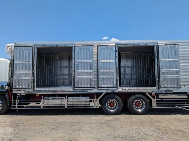 いすゞ ギガ QPG-CYY77B(6x2)の写真29