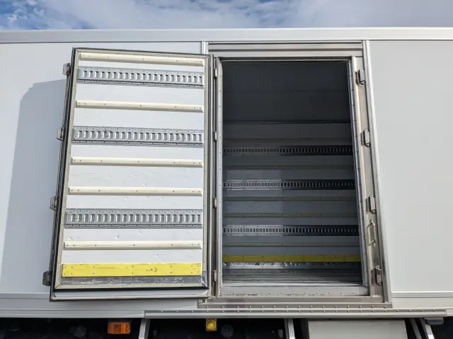 UD クオン 2PG-CD5CA(6x2)の写真28