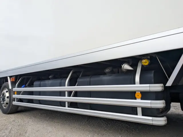 日野 プロフィア 2DG-FW1AHJ(8x4)の写真28