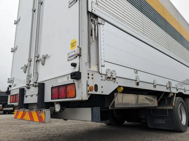 いすゞ ギガ QKG-CYJ77A(8x4)の写真6