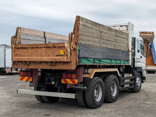 いすゞ ギガ QKG-CXZ77AT(6x4)の写真4