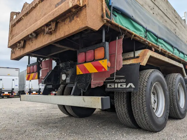 いすゞ ギガ QKG-CXZ77AT(6x4)の写真6