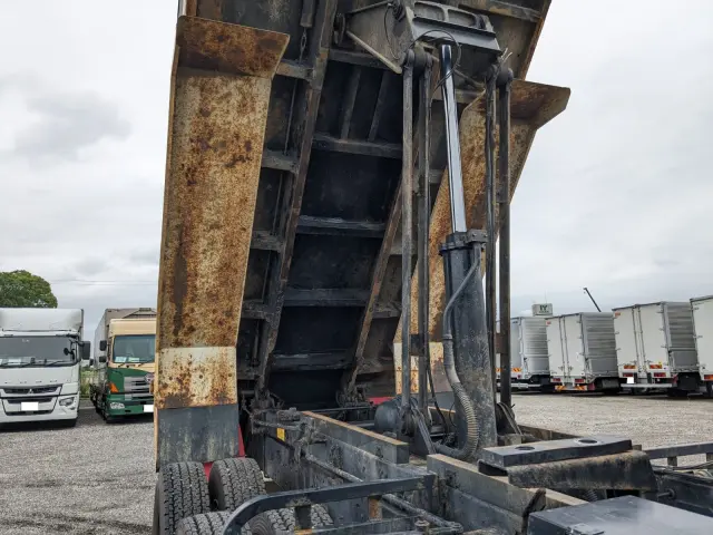 いすゞ ギガ QKG-CXZ77AT(6x4)の写真24